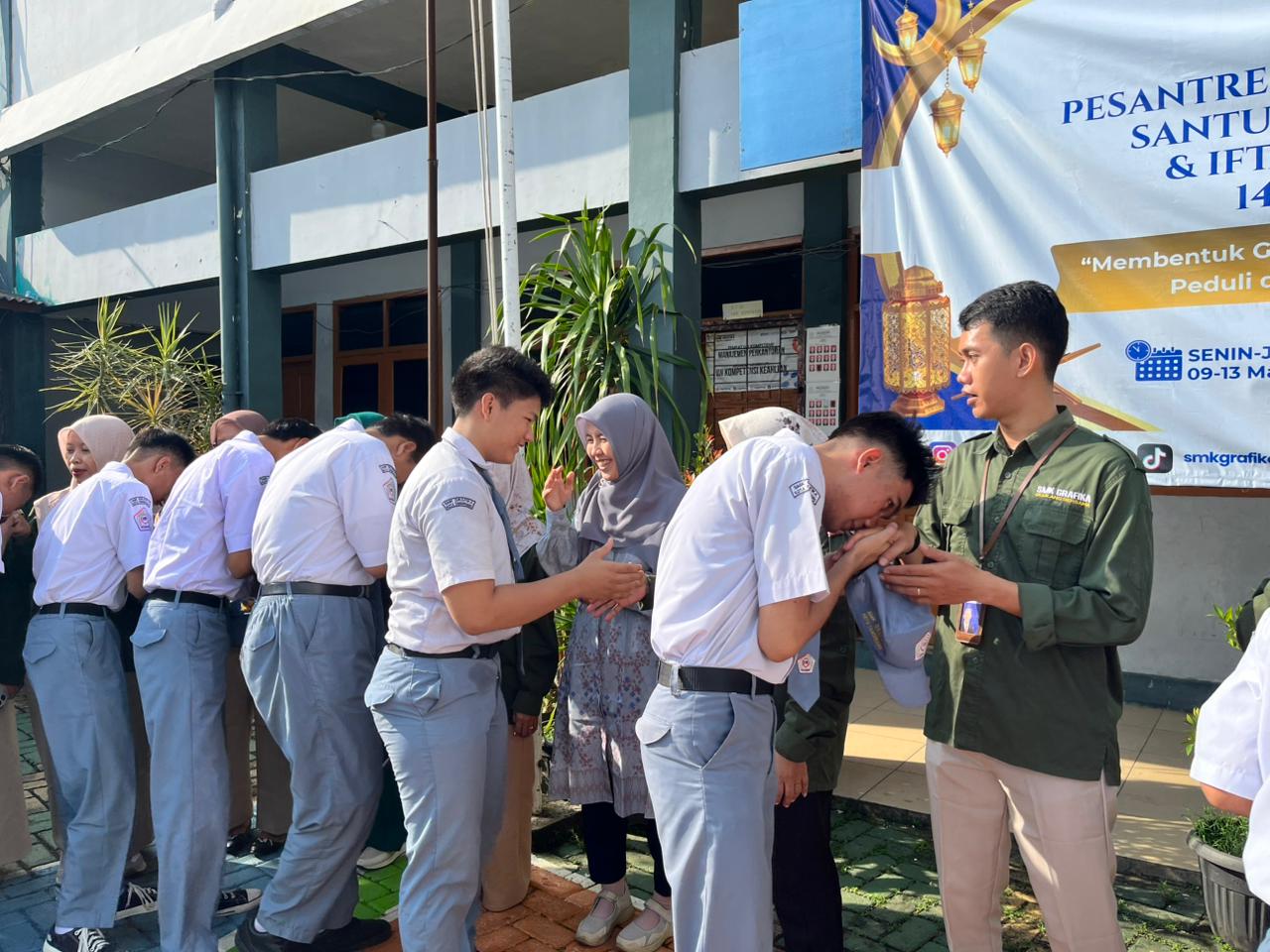 Gema Takbir Berlalu, Semangat Baru Memacu: Serunya Hari Pertama Masuk Sekolah di SMK Grafika